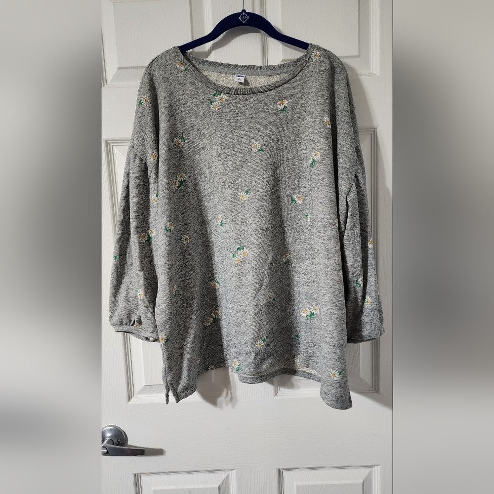 Old Navy Heather Grey Sweater with Daisies